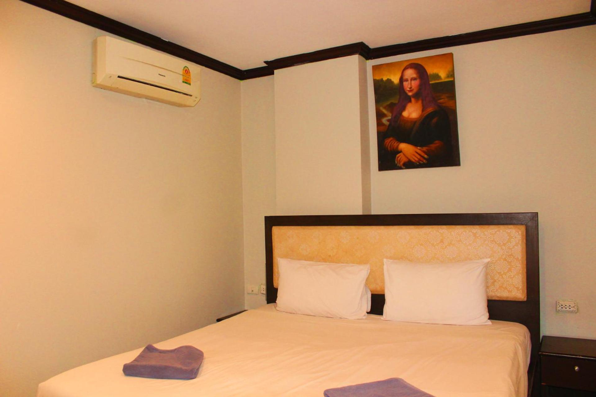 Hollywood Inn Hotel Patong Exterior photo