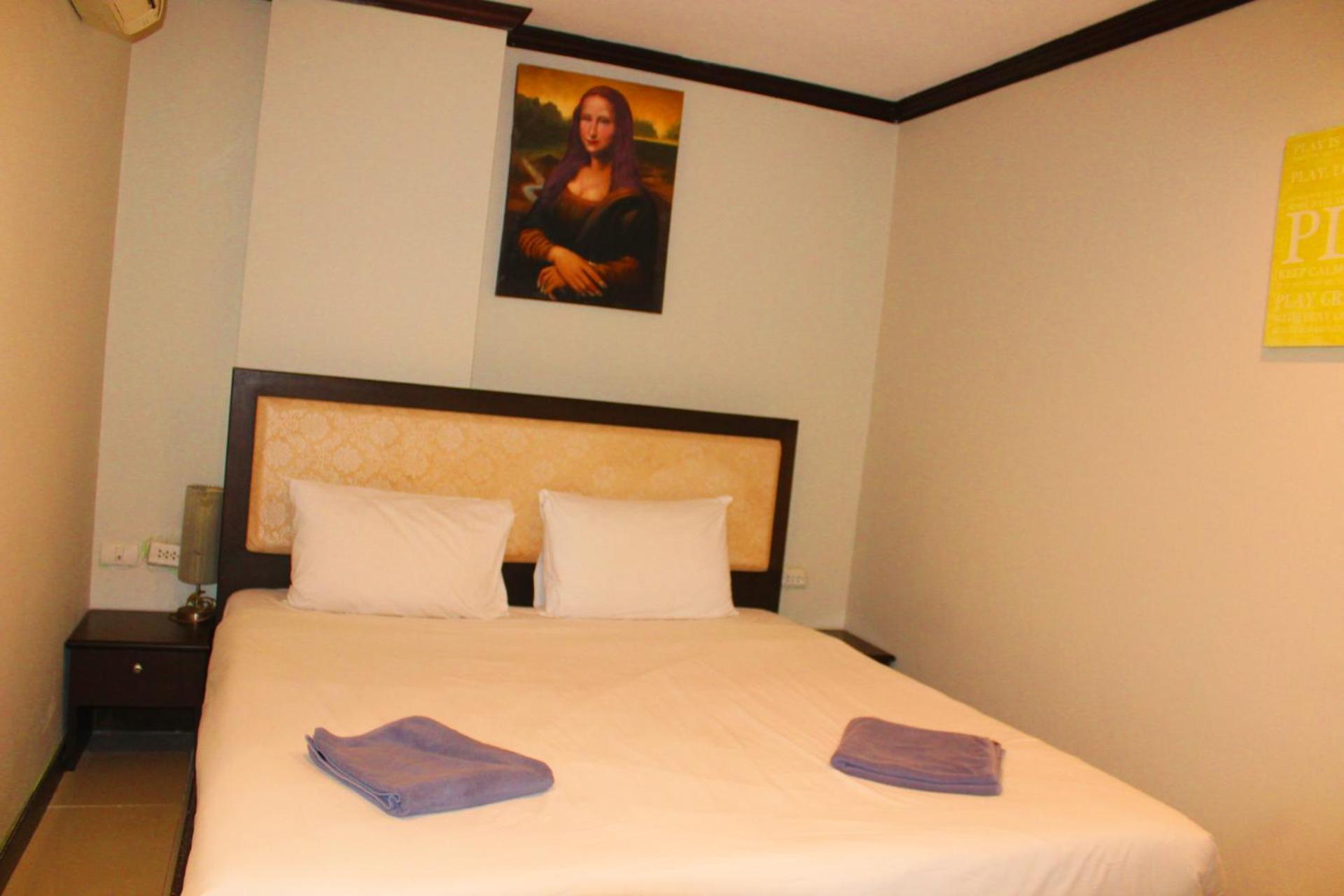Hollywood Inn Hotel Patong Exterior photo