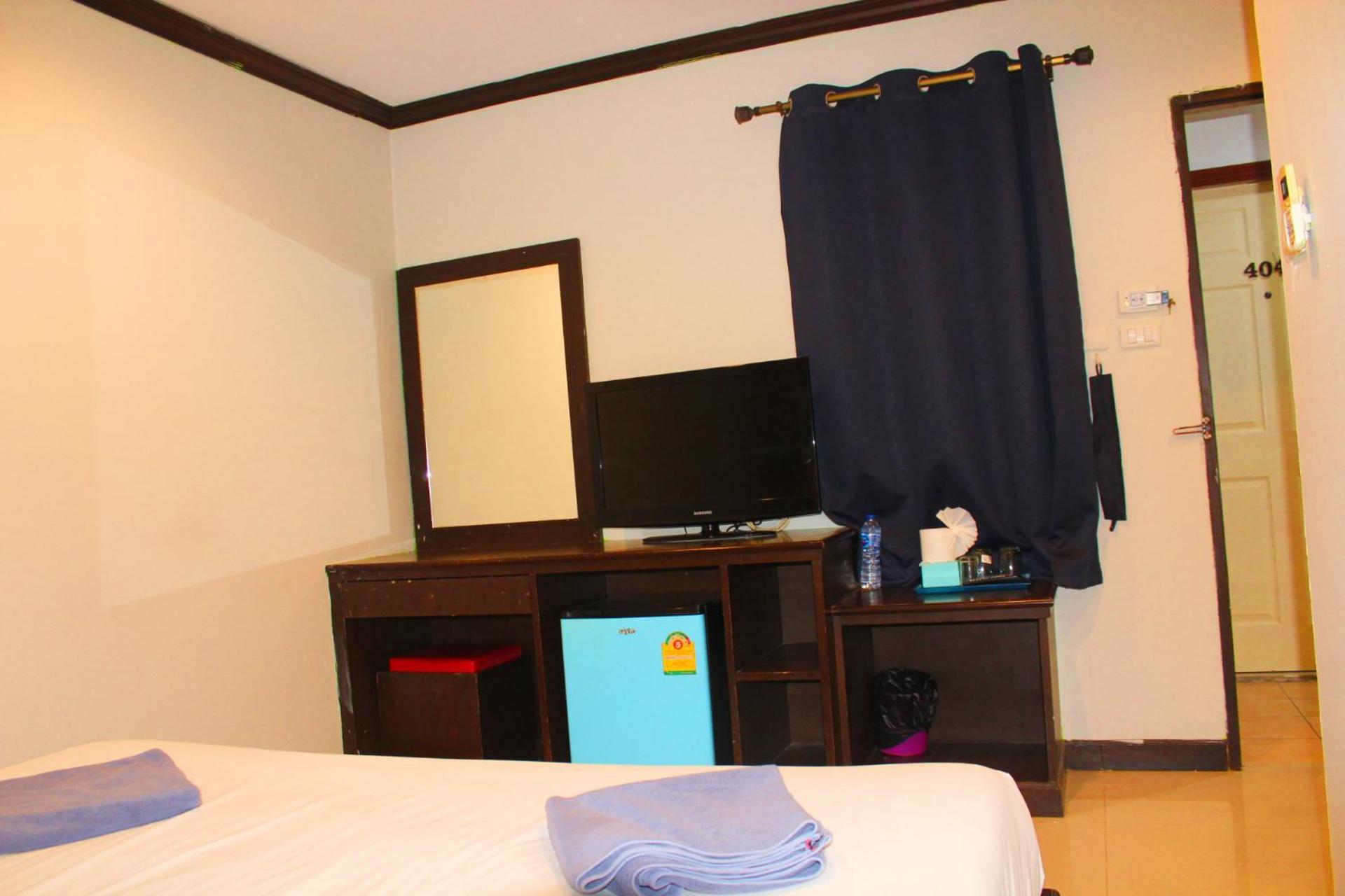Hollywood Inn Hotel Patong Exterior photo
