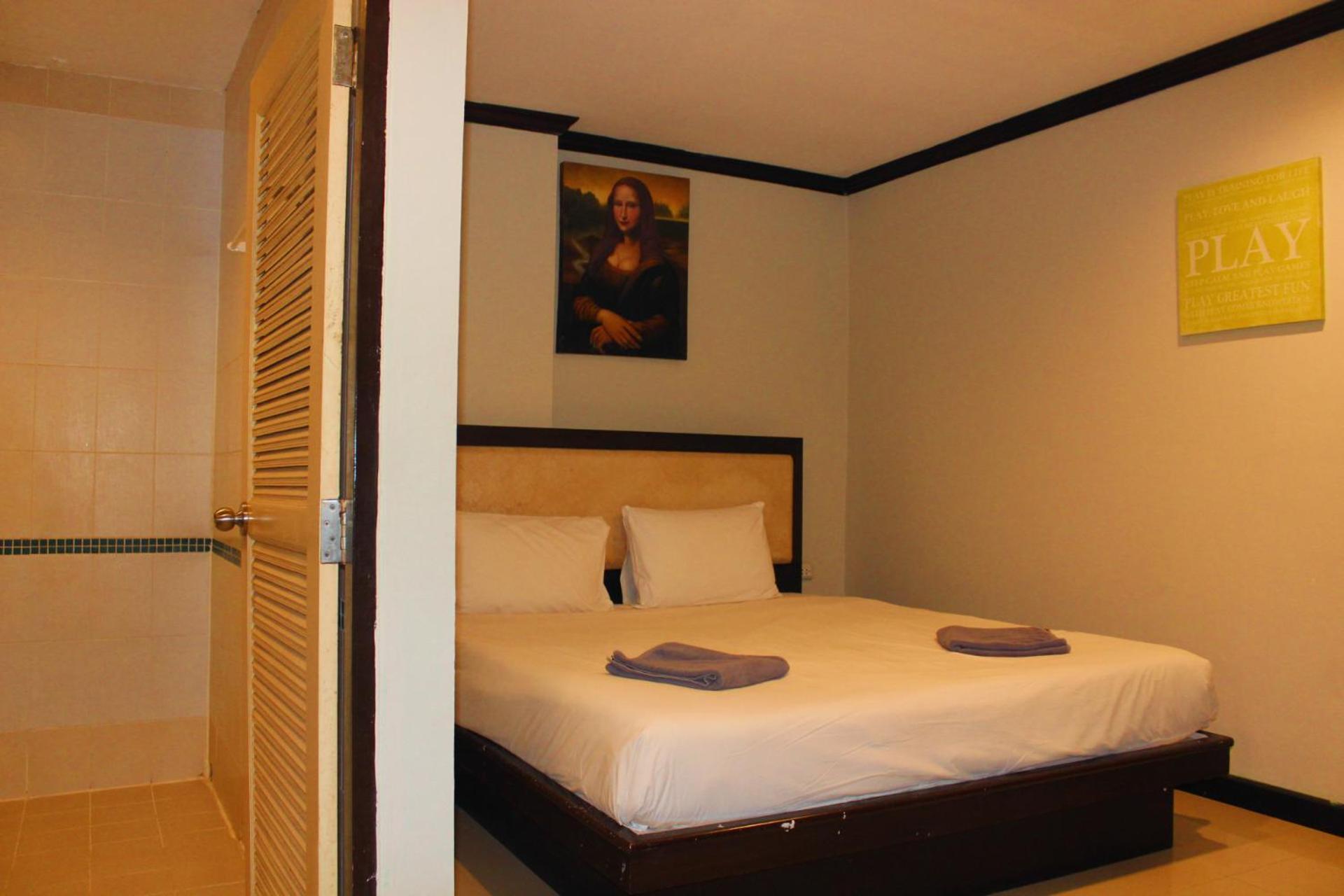 Hollywood Inn Hotel Patong Exterior photo