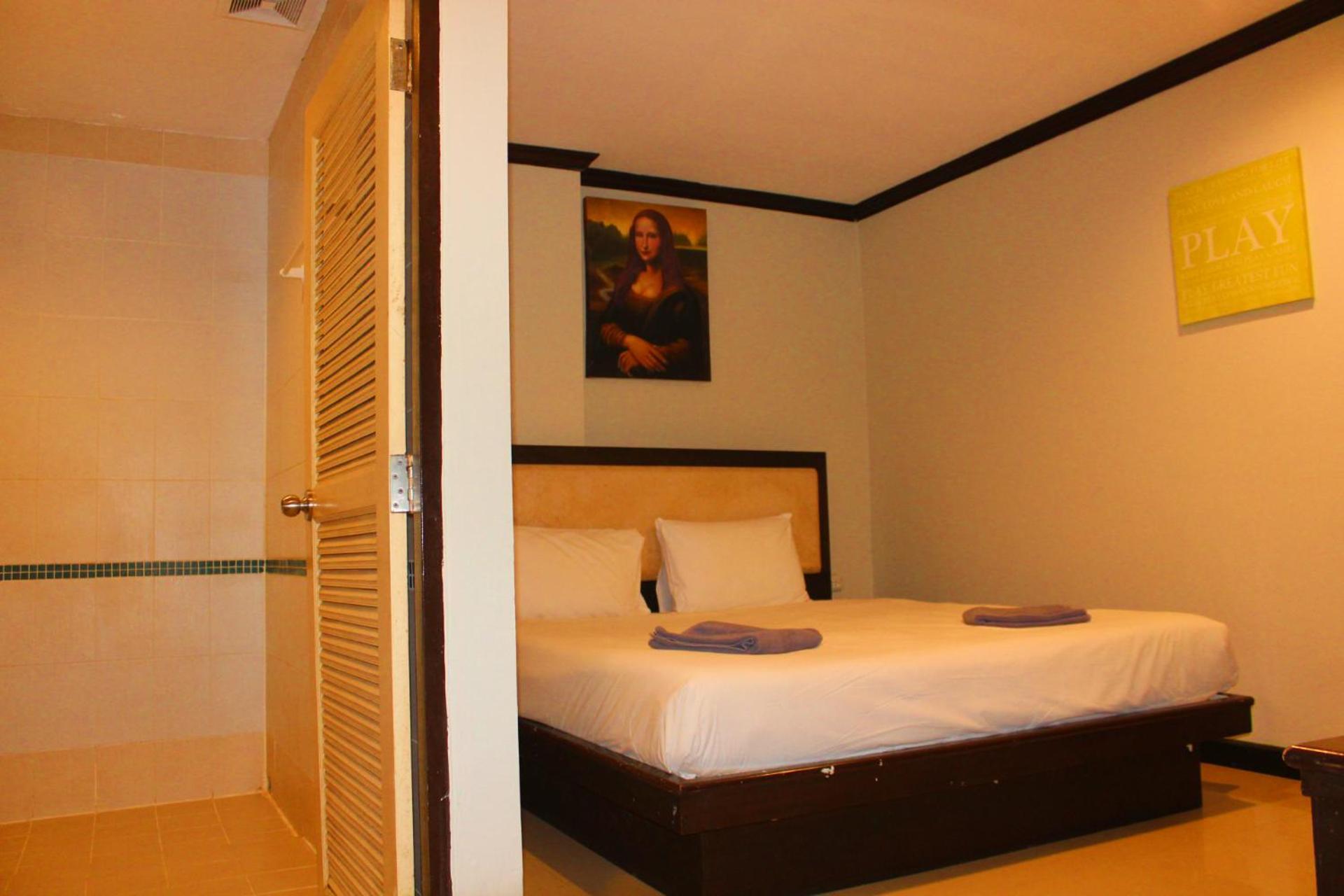 Hollywood Inn Hotel Patong Exterior photo