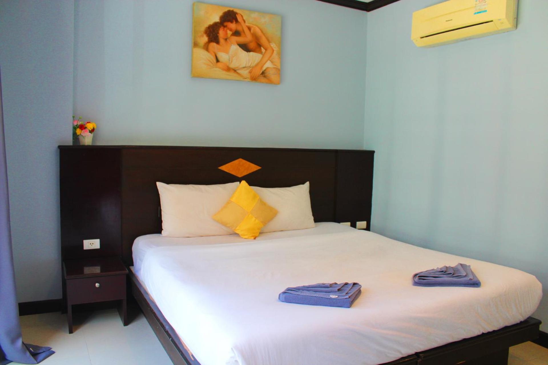Hollywood Inn Hotel Patong Exterior photo