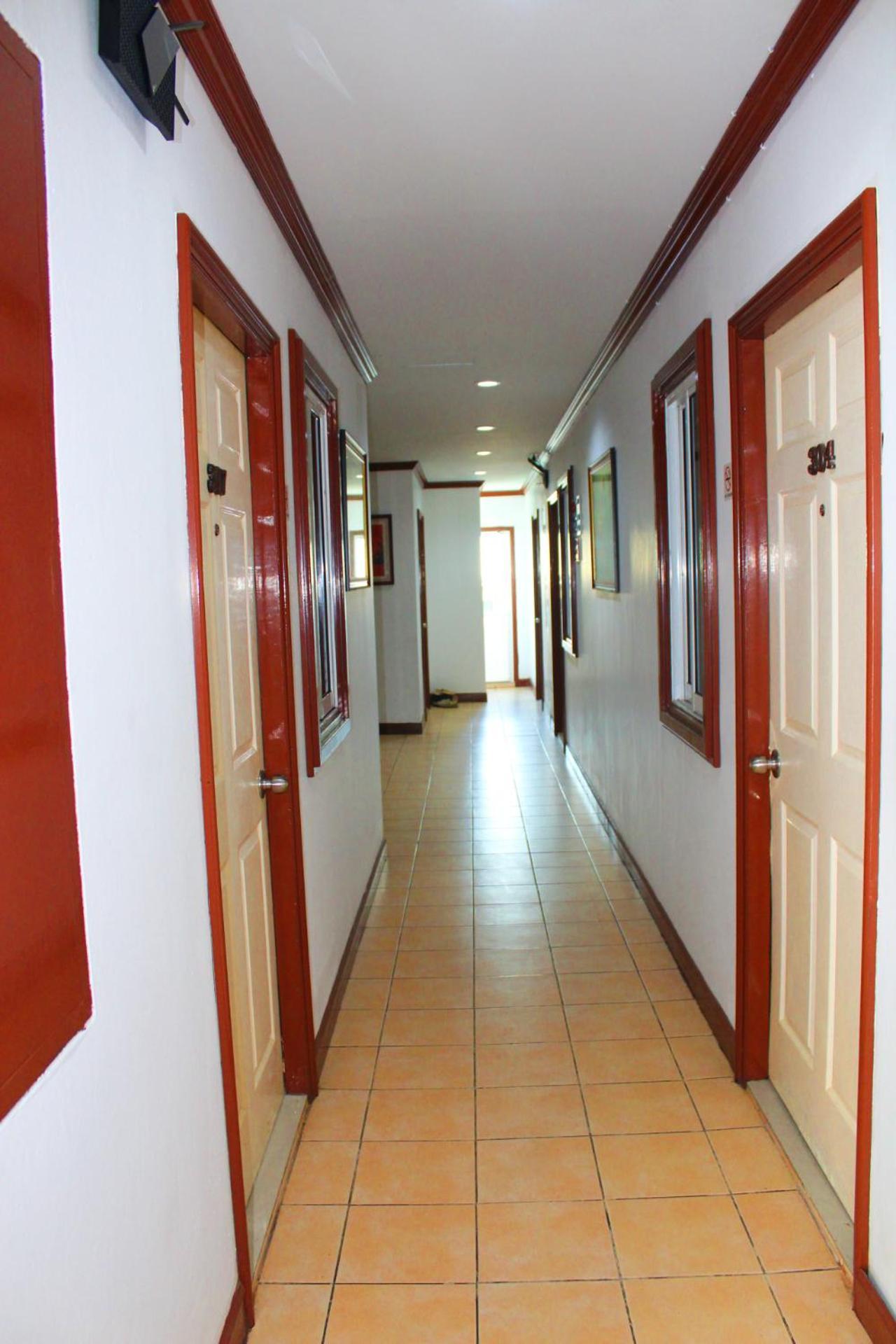 Hollywood Inn Hotel Patong Exterior photo