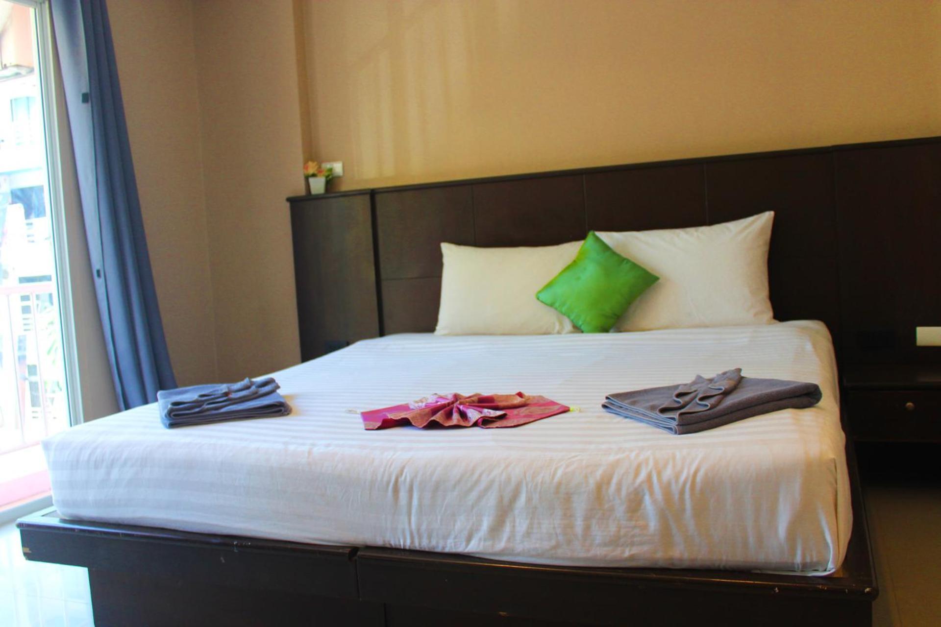 Hollywood Inn Hotel Patong Exterior photo