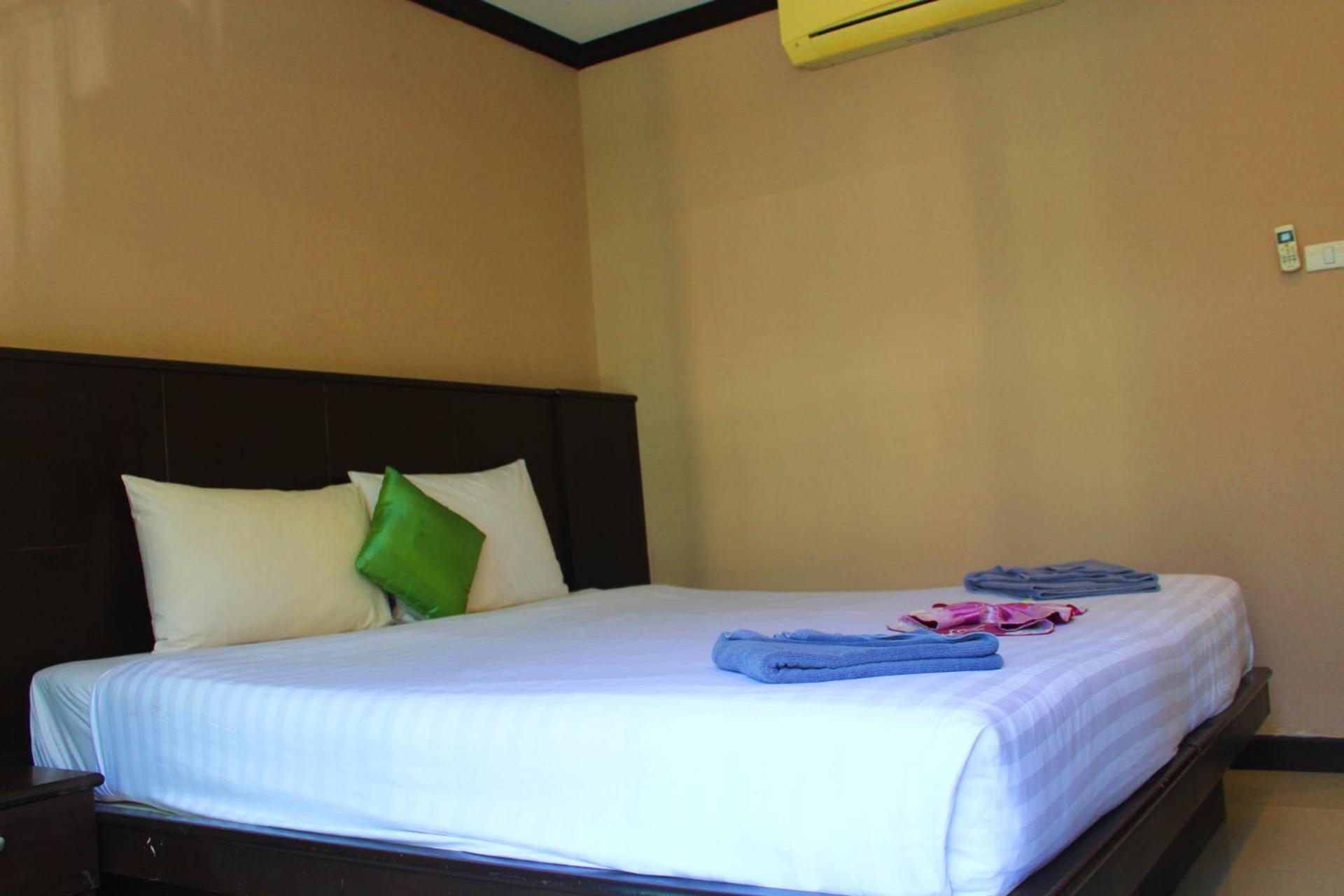 Hollywood Inn Hotel Patong Exterior photo