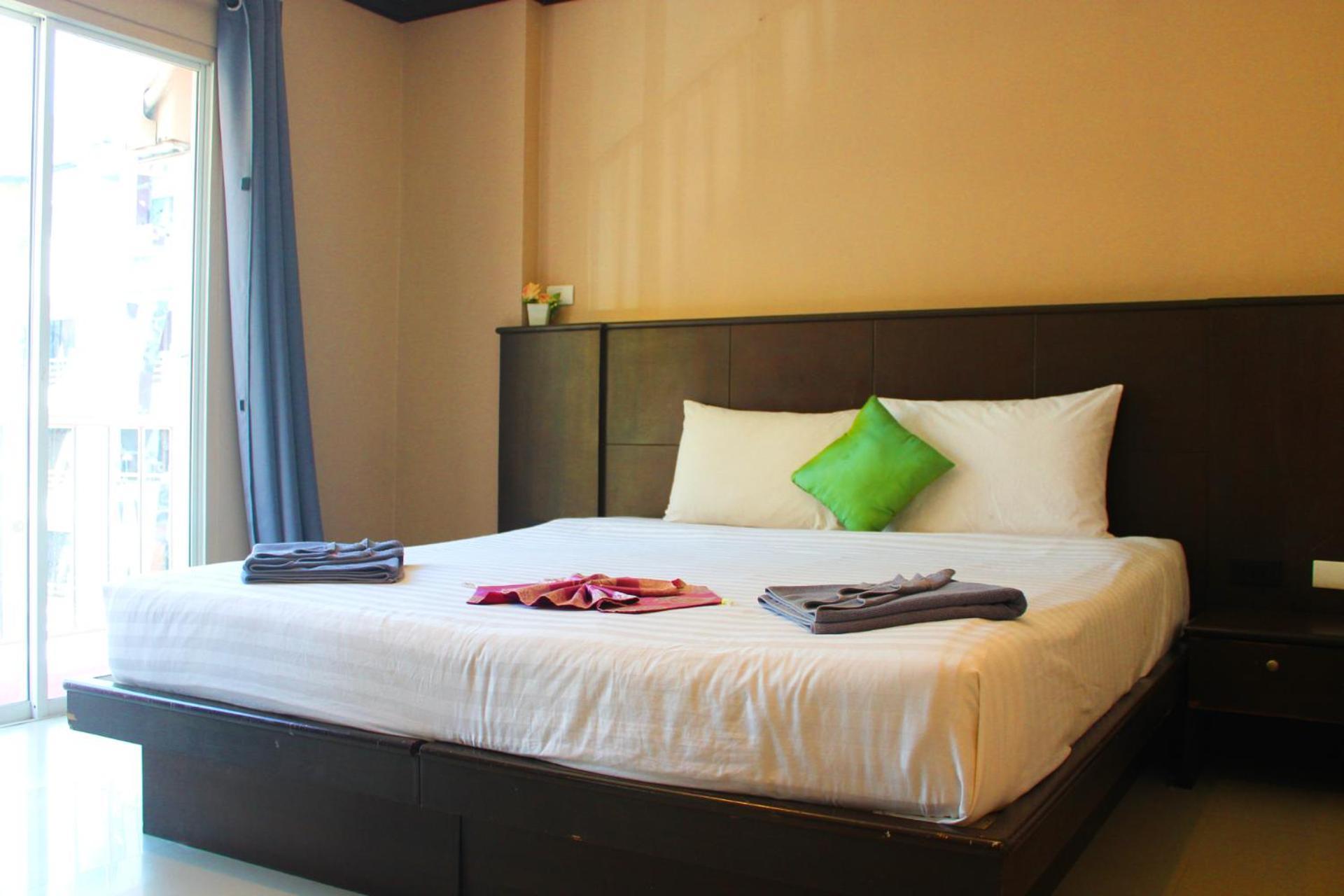 Hollywood Inn Hotel Patong Exterior photo