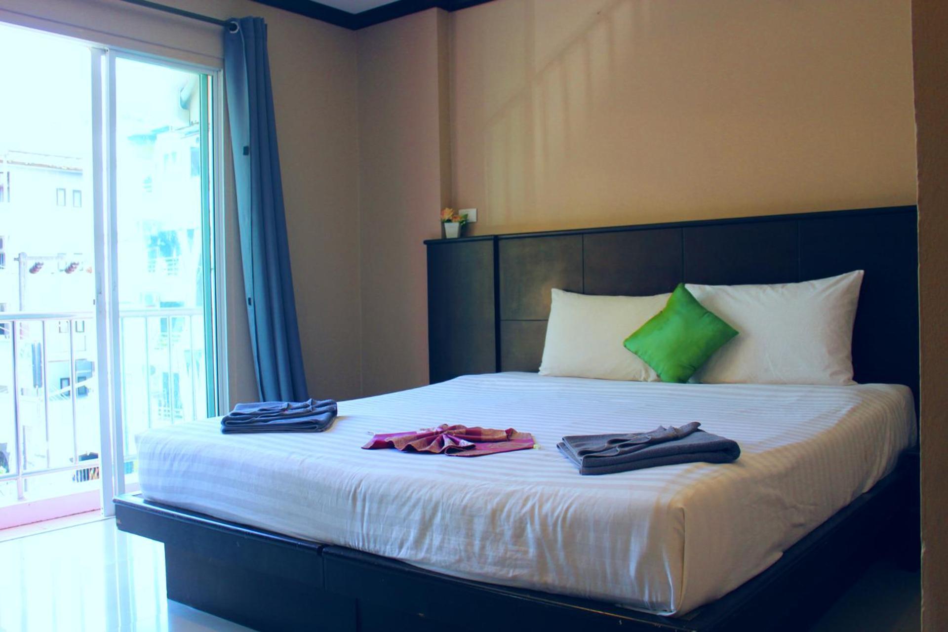Hollywood Inn Hotel Patong Exterior photo
