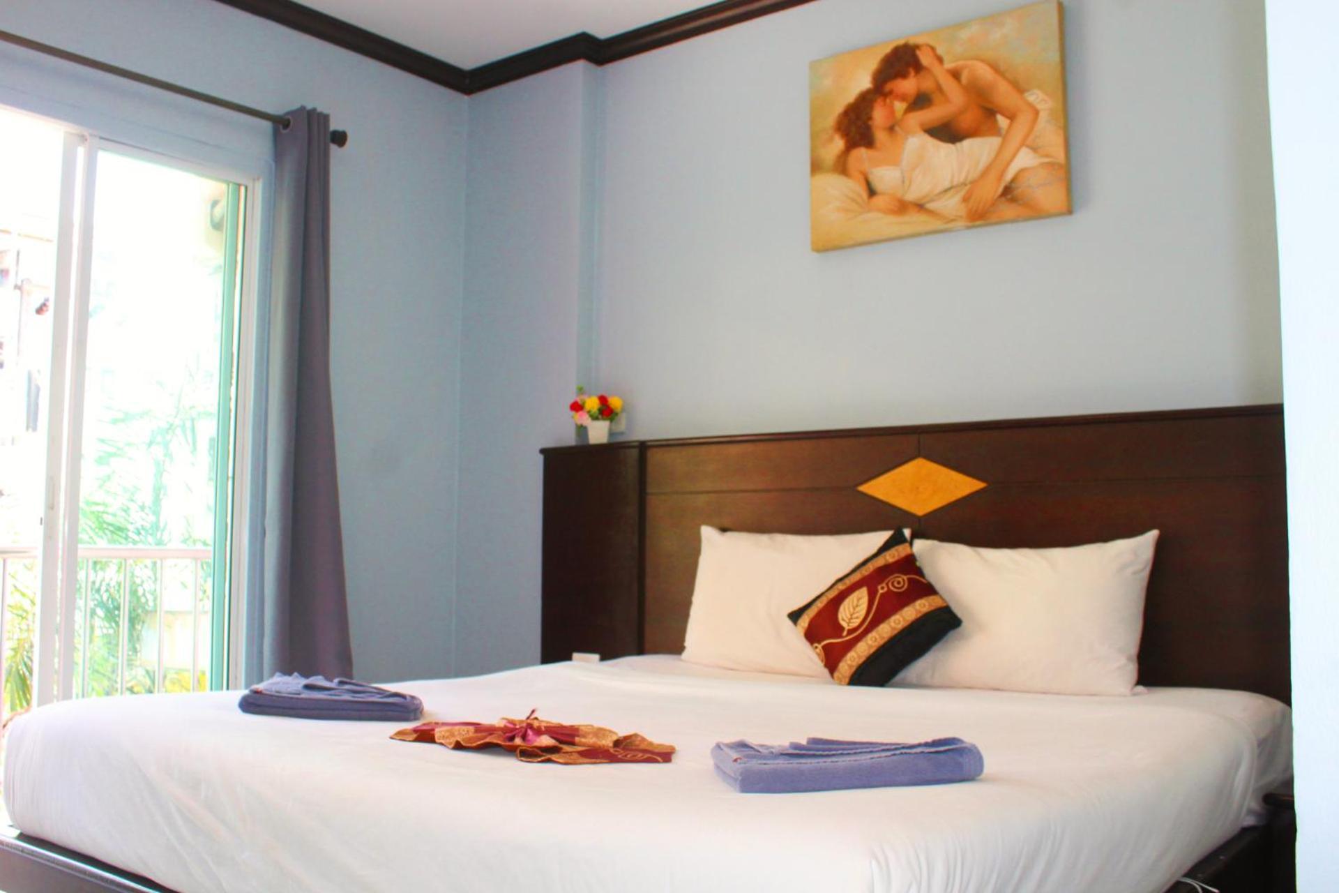 Hollywood Inn Hotel Patong Exterior photo