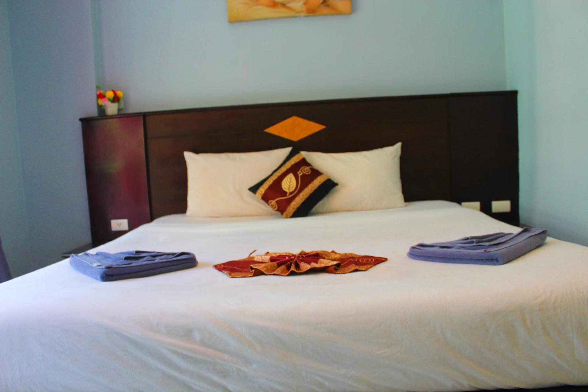Hollywood Inn Hotel Patong Exterior photo